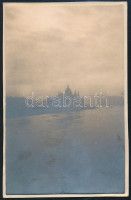 1929 Kinszki Imre (1901-1945) budapesti fotóművész hagyatékából, jelzés nélküli vintage fotó, a szerző által datálva, ez a 281-es számú felvétele (Országházi sziluett), 9x6 cm