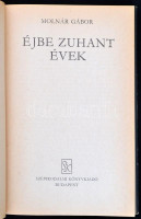 Molnár Gábor: Éjbe zuhant évek. Bp.,1979, Szépirodalmi. Második kiadás. Kiadói egészvászon-kötés, kiadói papír védőborítóban, jó állapotban. A szerző, Molnár Gábor (1908-1980) dedikációjával.