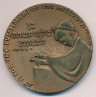 Izrael 1978. '13 esztendős korban a vallási törvények teljesítésére van a fiú kötelezve' kétoldalas, bronz emlékérem, peremen jelzett és sorszámozott '17930', műanyag tokban (59mm) T:1 patinaIsrael 1978. 'At 13 for the fulfilment
