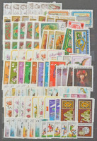 Kb 250 db sor + rengeteg Évforduló-esemény bélyeg, 3 kisív, 1 blokk és sok szelvényes bélyeg 12 lapos A4-es berakóban az 1960-1970-1980-as évekből