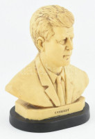 A. Saulini jelzéssel: John Fitzgerald Kennedy az Amerikai Egyesült Államok 35. elnöke. Porított márvány, kopott, m: 17 cm