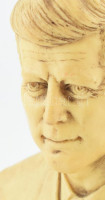 A. Saulini jelzéssel: John Fitzgerald Kennedy az Amerikai Egyesült Államok 35. elnöke. Porított márvány, kopott, m: 17 cm