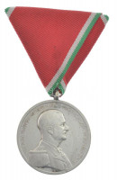 1939-1945. 'Magyar Nagy Ezüst Vitézségi Érem' ezüstözött bronz kitüntetés, peremen 'BRONZ' fémjel, eredeti mellszalagon. Szign.: Berán Lajos T:XFHungary 1939-1945. 'Large Hungarian Silver Gallantry Medal' silver-plated bronze