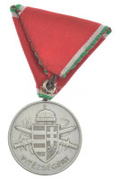 1939-1945. 'Magyar Nagy Ezüst Vitézségi Érem' ezüstözött bronz kitüntetés, peremen 'BRONZ' fémjel, eredeti mellszalagon. Szign.: Berán Lajos T:XFHungary 1939-1945. 'Large Hungarian Silver Gallantry Medal' silver-plated bronze