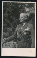 1943 Vitéz Galánthay Glock Tivadar (1872-1956) vezérőrnagy, országgyűlési képviselő, tanár, festő, történész, a hajmáskéri katonai főreáliskola egykori parancsnokának fotója kitüntetéseivel, hátoldalon géppel írt, saját